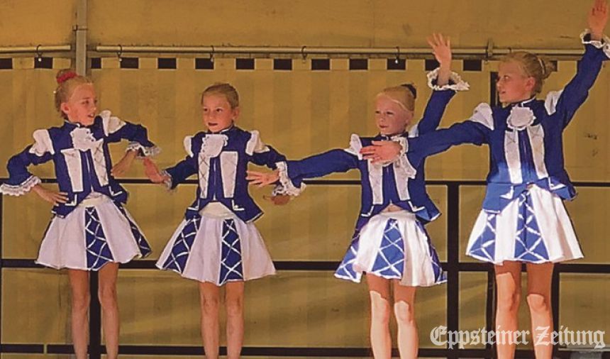 Männer- und Frauenchor des Sängerbundes präsentierten sich auch zusammen auf der Bühne. Sommerfest 2019 des Sängerbundes Vockenhausen